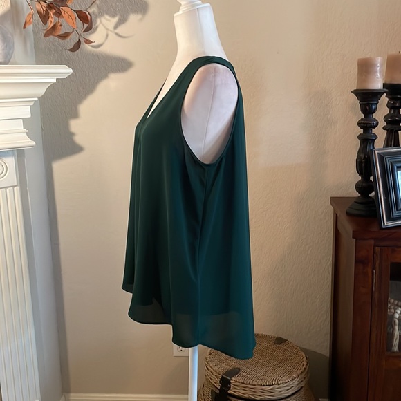 Vince Camuto - green, sleeveless, flowy blouse; high/low: size M - Picture 2 of 6